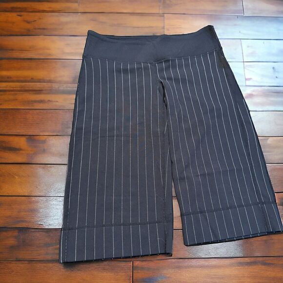 Lululemon wide leg cropped pants (S/M) - Picture 1 of 3